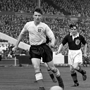 Englands Roger Byrne and Scotlands Bobby Johnstone - 1954 / 5 British Home Championship