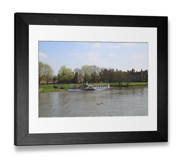 Framed Print : Yarmouth Belle paddle steamer outside Hampton Court, River Thames, UK Framed Print : Yarmouth Belle paddle steamer outside Hampton Court, River Thames, UK