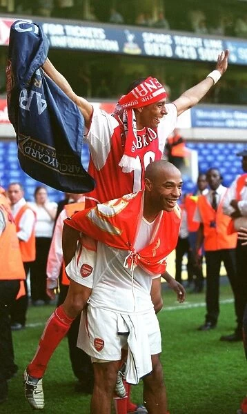 Gilberto and Thierry Henry (Arsenal) celebrate at the end of the match