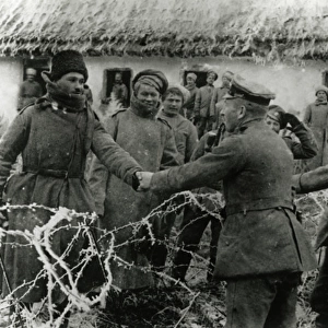 WW1 - German and Russian troops meet over the barbed wire