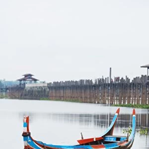 Colourful boat and U Bein Bridge on Taungthaman Lake, Amarapura, Mandalay, Myanmar (Burma), Asia
