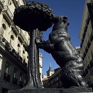 Statue of a bear