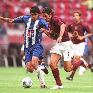Robert Pires (Arsenal) Lucho Gonzalez (Porto). Arsenal 2: 1 Porto