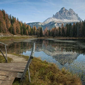 Lago d Antorno in autumn, Drei Zinnen Nature Park, Dolomites, South Tyrol, Italy
