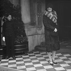 Miss Pola Negri meets near Bernard Shaw. Miss Pola Negri the film star, who is
