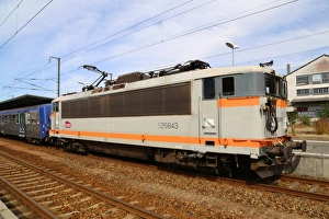A down Rennes train waiting at Dol de Bretagne station, Brittany, France A down Rennes train waiting at Dol de Bretagne station, Brittany, France