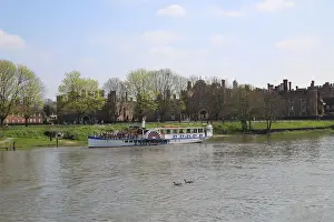Yarmouth Belle paddle steamer outside Hampton Court, River Thames, UK